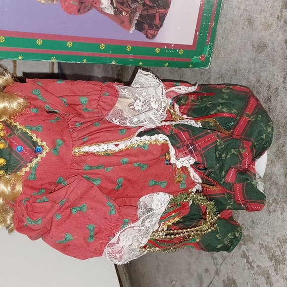 Collector's dream animated porcelain doll with music Christmas - Picture 3 of 4